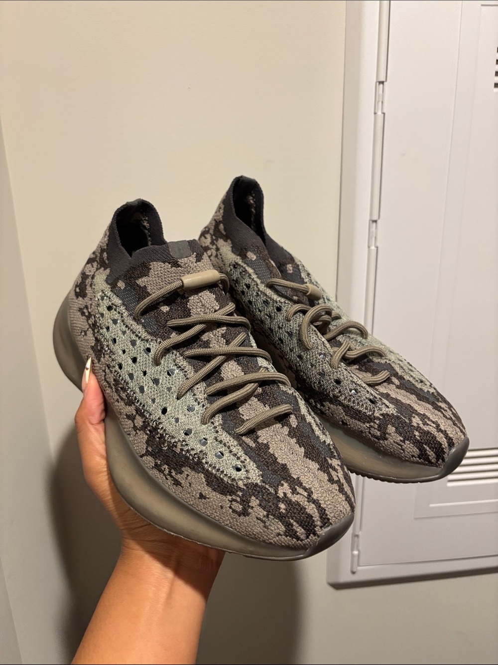 Men's Knit Low-Top Athletic Sneakers in Olive Gray